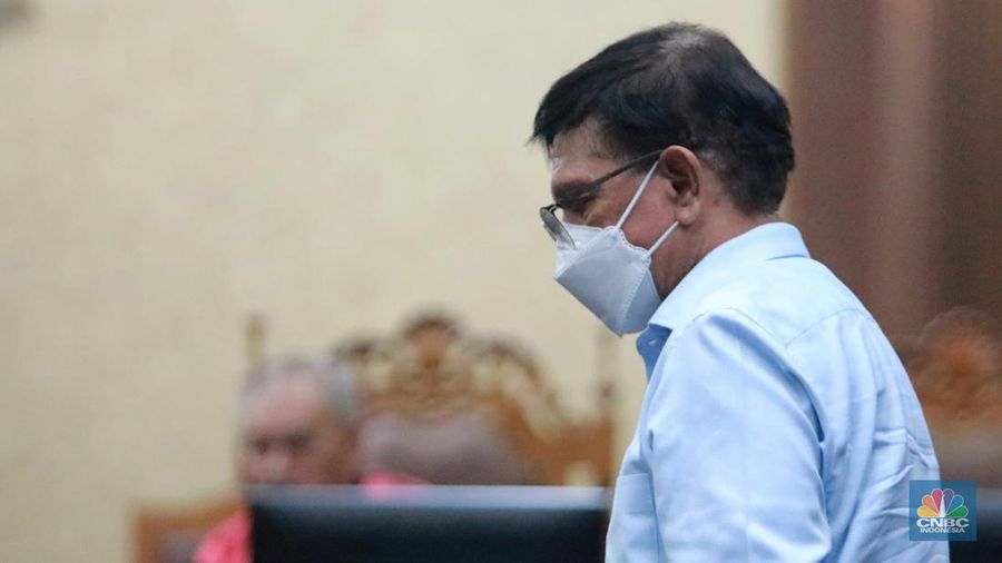 Terdakwa kasus korupsi BTS Johnny G Plate usai mengikuti sidang putusan di Pengadilan Tipikor, Jakarta, Rabu (8/11/2023). (վ/Muhammad Sabki)