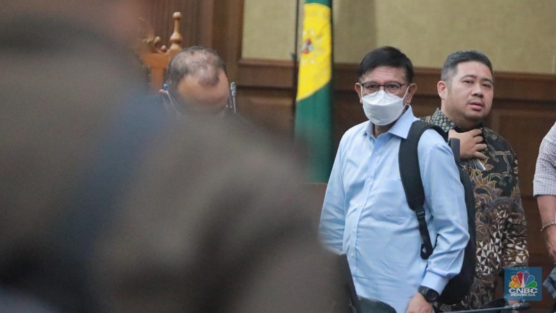 Terdakwa kasus korupsi BTS Johnny G Plate bersiap mengikuti sidang putusan di Pengadilan Tipikor, Jakarta, Rabu (8/11/2023). (CNBC Indonesia/Muhammad Sabki)