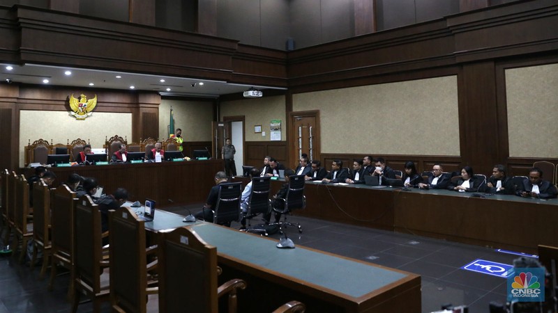Terdakwa kasus korupsi BTS Johnny G Plate bersiap mengikuti sidang putusan di Pengadilan Tipikor, Jakarta, Rabu (8/11/2023). Terdakwa kasus korupsi BTS Johnny G Plate bersiap mengikuti sidang putusan di Pengadilan Tipikor, Jakarta, Rabu (8/11/2023). (CNBC Indonesia/Muhammad Sabki)