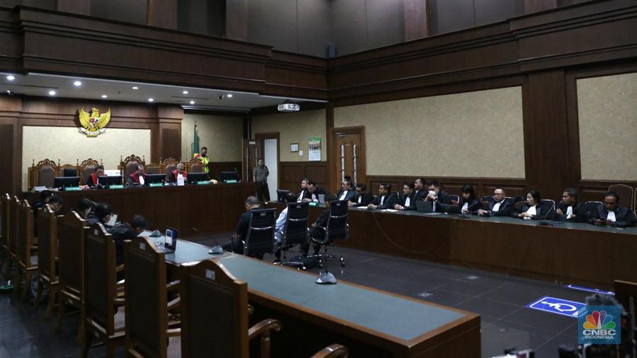 Terdakwa kasus korupsi BTS Johnny G Plate bersiap mengikuti sidang putusan di Pengadilan Tipikor, Jakarta, Rabu (8/11/2023). (CNBC Indonesia/Muhammad Sabki)