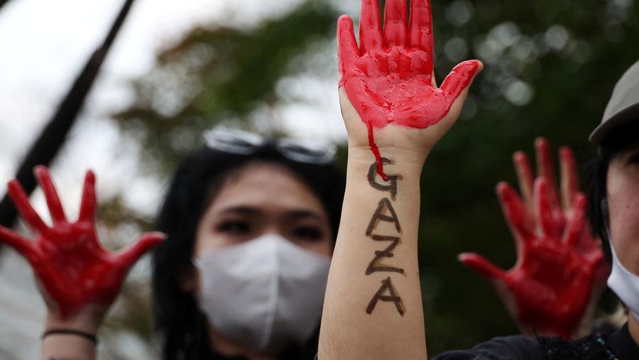 Aktivis Korea Selatan yang mendukung warga Palestina di Gaza menghadiri demonstrasi anti-AS. protes pada kunjungan Menteri Luar Negeri AS Antony Blinken, di depan Kementerian Luar Negeri di Seoul, Korea Selatan, 9 November 2023. Aktivis Korea Selatan yang mendukung warga Palestina di Gaza menghadiri demonstrasi anti-AS. protes pada kunjungan Menteri Luar Negeri AS Antony Blinken, di depan Kementerian Luar Negeri di Seoul, Korea Selatan, 9 November 2023. (REUTERS/Kim Hong-Ji)