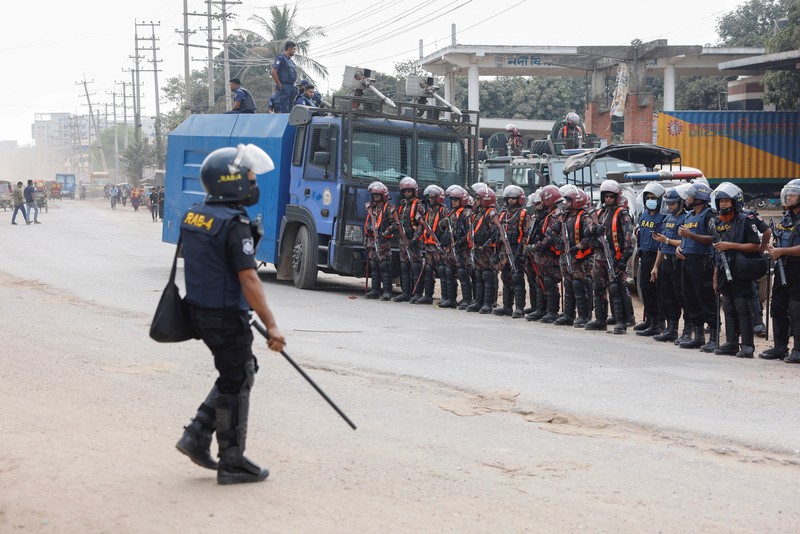 Pekerja garmen berkumpul di sepanjang jalan selama protes di Gazipur pada tanggal 9 November 2023, setelah otoritas Dewan Upah Minimum mengumumkan upah minimum sebesar 12.500 taka ($113) untuk pekerja garmen. Polisi menembakkan peluru karet dan gas air mata ke arah pengunjuk rasa pada tanggal 9 November ketika ribuan pekerja garmen Bangladesh menolak kenaikan upah yang 