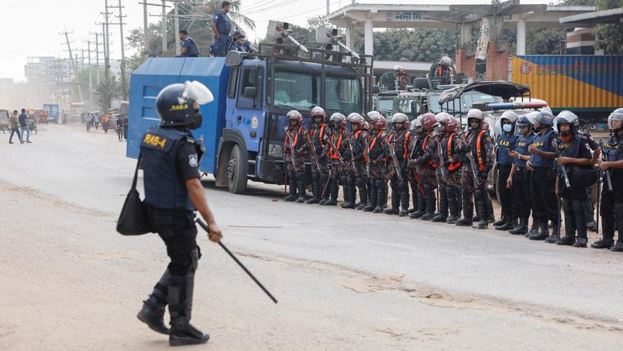 Pekerja garmen berkumpul di sepanjang jalan selama protes di Gazipur pada tanggal 9 November 2023, setelah otoritas Dewan Upah Minimum mengumumkan upah minimum sebesar 12.500 taka ($113) untuk pekerja garmen. Polisi menembakkan peluru karet dan gas air mata ke arah pengunjuk rasa pada tanggal 9 November ketika ribuan pekerja garmen Bangladesh menolak kenaikan upah yang 