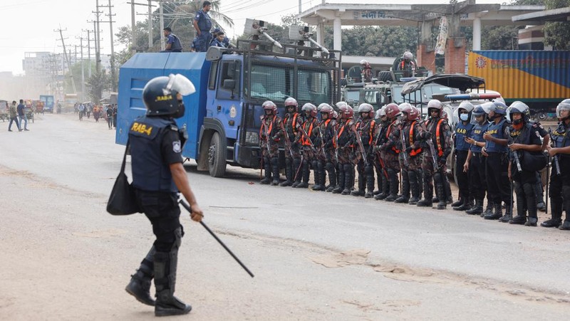 Pekerja garmen berkumpul di sepanjang jalan selama protes di Gazipur pada tanggal 9 November 2023, setelah otoritas Dewan Upah Minimum mengumumkan upah minimum sebesar 12.500 taka ($113) untuk pekerja garmen. Polisi menembakkan peluru karet dan gas air mata ke arah pengunjuk rasa pada tanggal 9 November ketika ribuan pekerja garmen Bangladesh menolak kenaikan upah yang 