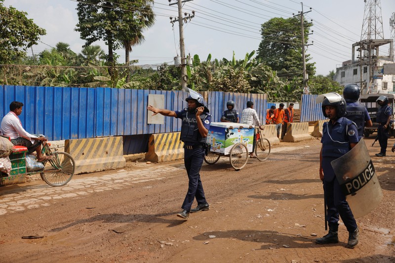 Pekerja garmen berkumpul di sepanjang jalan selama protes di Gazipur pada tanggal 9 November 2023, setelah otoritas Dewan Upah Minimum mengumumkan upah minimum sebesar 12.500 taka ($113) untuk pekerja garmen. Polisi menembakkan peluru karet dan gas air mata ke arah pengunjuk rasa pada tanggal 9 November ketika ribuan pekerja garmen Bangladesh menolak kenaikan upah yang 