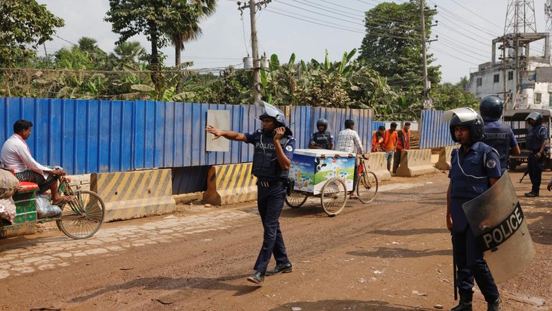 Pekerja garmen berkumpul di sepanjang jalan selama protes di Gazipur pada tanggal 9 November 2023, setelah otoritas Dewan Upah Minimum mengumumkan upah minimum sebesar 12.500 taka ($113) untuk pekerja garmen. Polisi menembakkan peluru karet dan gas air mata ke arah pengunjuk rasa pada tanggal 9 November ketika ribuan pekerja garmen Bangladesh menolak kenaikan upah yang 