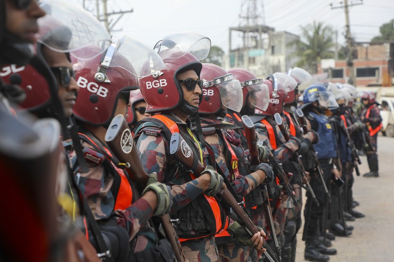 Pekerja garmen berkumpul di sepanjang jalan selama protes di Gazipur pada tanggal 9 November 2023, setelah otoritas Dewan Upah Minimum mengumumkan upah minimum sebesar 12.500 taka ($113) untuk pekerja garmen. Pekerja garmen berkumpul di sepanjang jalan selama protes di Gazipur pada tanggal 9 November 2023, setelah otoritas Dewan Upah Minimum mengumumkan upah minimum sebesar 12.500 taka ($113) untuk pekerja garmen. Polisi menembakkan peluru karet dan gas air mata ke arah pengunjuk rasa pada tanggal 9 November ketika ribuan pekerja garmen Bangladesh menolak kenaikan upah yang