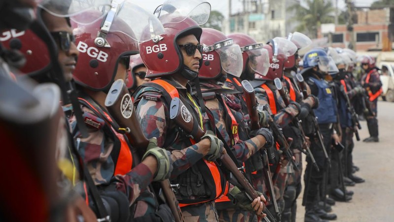 Pekerja garmen berkumpul di sepanjang jalan selama protes di Gazipur pada tanggal 9 November 2023, setelah otoritas Dewan Upah Minimum mengumumkan upah minimum sebesar 12.500 taka ($113) untuk pekerja garmen. Polisi menembakkan peluru karet dan gas air mata ke arah pengunjuk rasa pada tanggal 9 November ketika ribuan pekerja garmen Bangladesh menolak kenaikan upah yang 