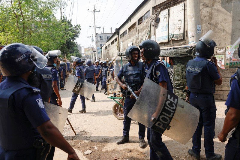 Pekerja garmen berkumpul di sepanjang jalan selama protes di Gazipur pada tanggal 9 November 2023, setelah otoritas Dewan Upah Minimum mengumumkan upah minimum sebesar 12.500 taka ($113) untuk pekerja garmen. Pekerja garmen berkumpul di sepanjang jalan selama protes di Gazipur pada tanggal 9 November 2023, setelah otoritas Dewan Upah Minimum mengumumkan upah minimum sebesar 12.500 taka ($113) untuk pekerja garmen. Polisi menembakkan peluru karet dan gas air mata ke arah pengunjuk rasa pada tanggal 9 November ketika ribuan pekerja garmen Bangladesh menolak kenaikan upah yang