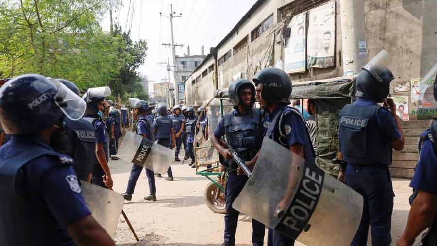 Pekerja garmen berkumpul di sepanjang jalan selama protes di Gazipur pada tanggal 9 November 2023, setelah otoritas Dewan Upah Minimum mengumumkan upah minimum sebesar 12.500 taka ($113) untuk pekerja garmen. Polisi menembakkan peluru karet dan gas air mata ke arah pengunjuk rasa pada tanggal 9 November ketika ribuan pekerja garmen Bangladesh menolak kenaikan upah yang 