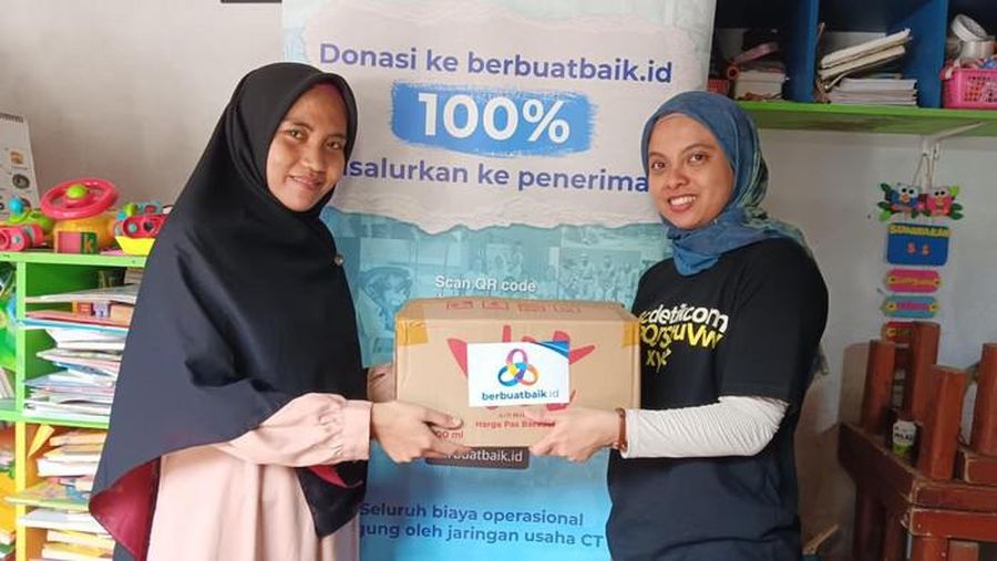 Berbuatbaik.id salurkan bantuan ke Rumah Belajar Merah Putih di Jakut. (Dok. Damaris Fanuell/detikcom)