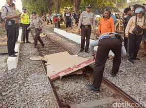 Buruh di Sidoarjo Tewas Tertabrak KA gegara Asyik Main HP