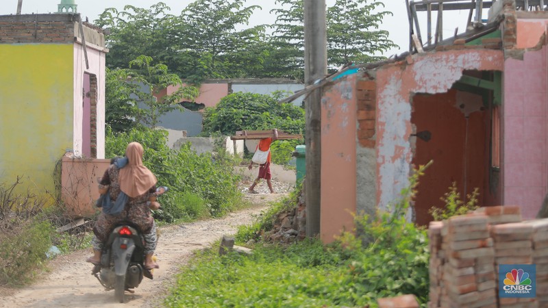 Foto udara kondisi bangunan rumah-rumah yang kosong di pemukiman Kampung Somang, Lebak, Banten, Kamis, (9/11/2023). Foto udara kondisi bangunan rumah-rumah yang kosong di pemukiman Kampung Somang, Lebak, Banten, Kamis, (9/11/2023). (CNBC Indonesia/Muhammad Sabki)