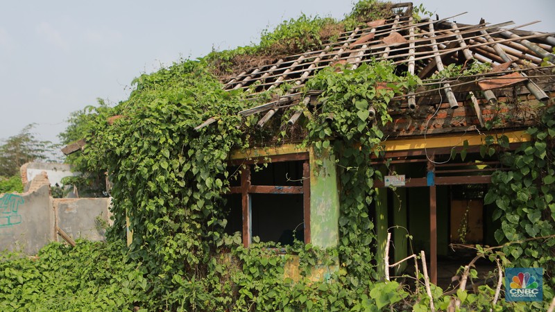 Foto udara kondisi bangunan rumah-rumah yang kosong di pemukiman Kampung Somang, Lebak, Banten, Kamis, (9/11/2023). Foto udara kondisi bangunan rumah-rumah yang kosong di pemukiman Kampung Somang, Lebak, Banten, Kamis, (9/11/2023). (CNBC Indonesia/Muhammad Sabki)