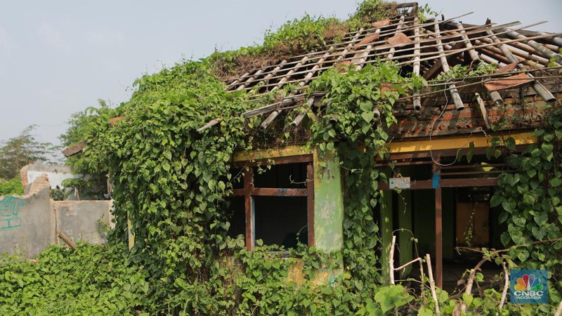 Foto udara kondisi bangunan rumah-rumah yang kosong di pemukiman Kampung Somang, Lebak, Banten, Kamis, (9/11/2023). (CNBC Indonesia/Muhammad Sabki)