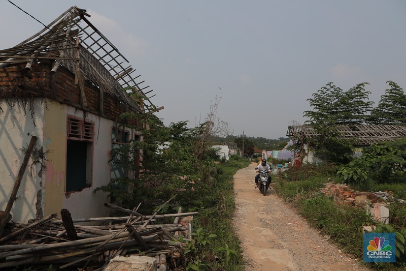 Foto udara kondisi bangunan rumah-rumah yang kosong di pemukiman Kampung Somang, Lebak, Banten, Kamis, (9/11/2023). Foto udara kondisi bangunan rumah-rumah yang kosong di pemukiman Kampung Somang, Lebak, Banten, Kamis, (9/11/2023). (CNBC Indonesia/Muhammad Sabki)