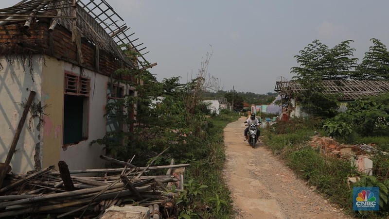 Foto udara kondisi bangunan rumah-rumah yang kosong di pemukiman Kampung Somang, Lebak, Banten, Kamis, (9/11/2023). (CNBC Indonesia/Muhammad Sabki)