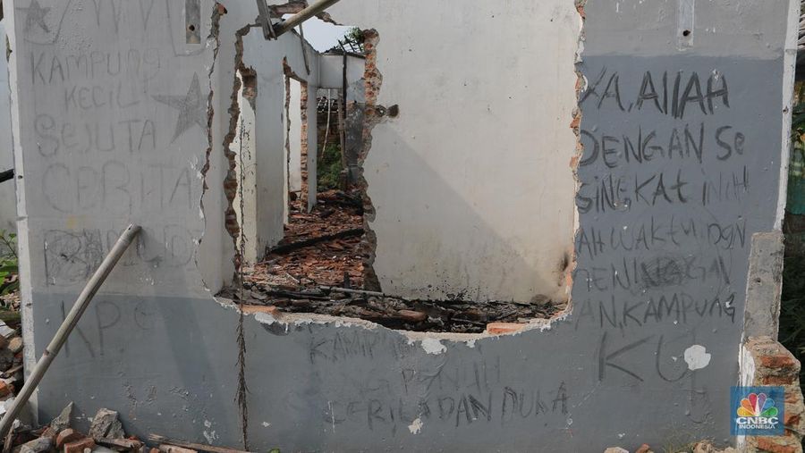 Foto udara kondisi bangunan rumah-rumah yang kosong di pemukiman Kampung Somang, Lebak, Banten, Kamis, (9/11/2023). (CNBC Indonesia/Muhammad Sabki)