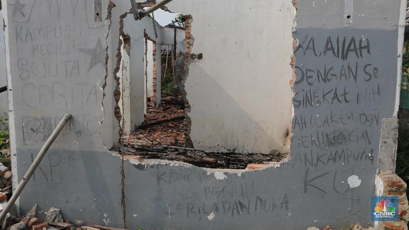 Foto udara kondisi bangunan rumah-rumah yang kosong di pemukiman Kampung Somang, Lebak, Banten, Kamis, (9/11/2023). (CNBC Indonesia/Muhammad Sabki)