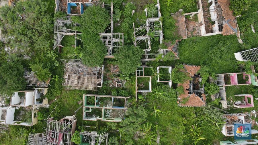 Foto udara kondisi bangunan rumah-rumah yang kosong di pemukiman Kampung Somang, Lebak, Banten, Kamis, (9/11/2023). (CNBC Indonesia/Muhammad Sabki)