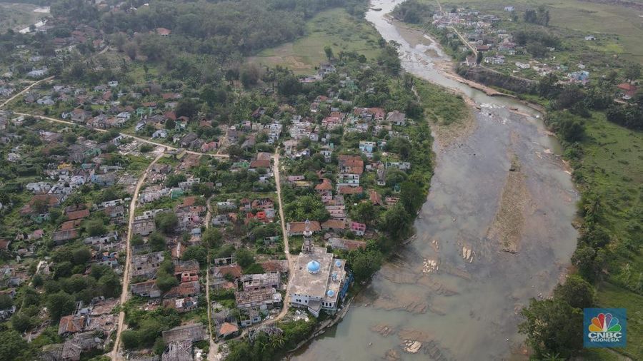 Foto udara kondisi bangunan rumah-rumah yang kosong di pemukiman Kampung Somang, Lebak, Banten, Kamis, (9/11/2023). (CNBC Indonesia/Muhammad Sabki)
