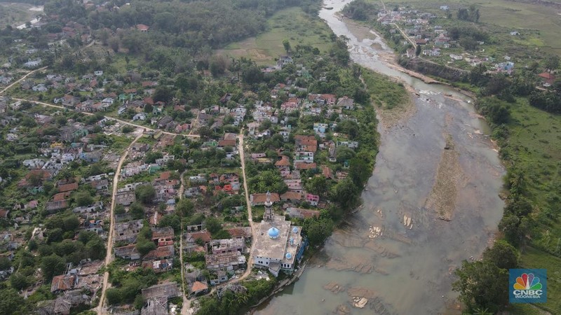 Foto udara kondisi bangunan rumah-rumah yang kosong di pemukiman Kampung Somang, Lebak, Banten, Kamis, (9/11/2023). (CNBC Indonesia/Muhammad Sabki)