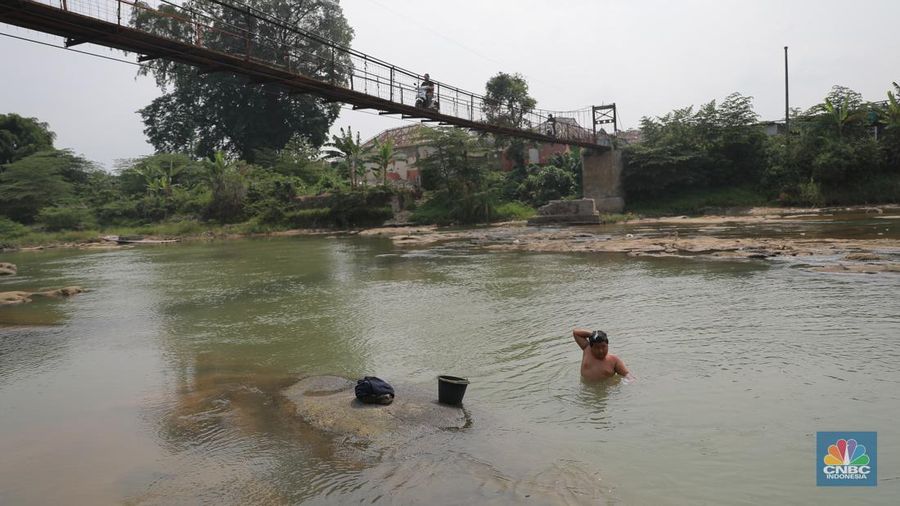 Foto udara kondisi bangunan rumah-rumah yang kosong di pemukiman Kampung Somang, Lebak, Banten, Kamis, (9/11/2023). (CNBC Indonesia/Muhammad Sabki)