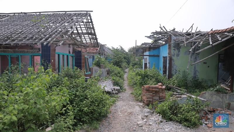 Foto udara kondisi bangunan rumah-rumah yang kosong di pemukiman Kampung Somang, Lebak, Banten, Kamis, (9/11/2023). (CNBC Indonesia/Muhammad Sabki)
