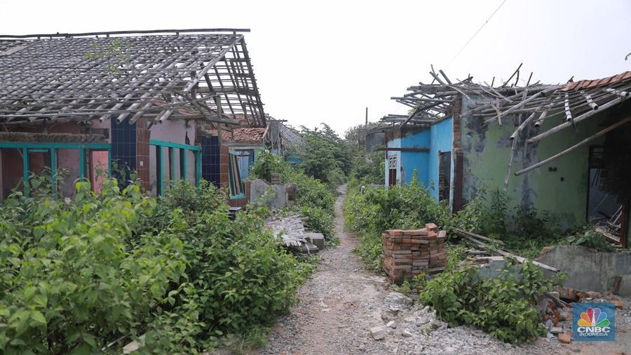 Foto udara kondisi bangunan rumah-rumah yang kosong di pemukiman Kampung Somang, Lebak, Banten, Kamis, (9/11/2023). (CNBC Indonesia/Muhammad Sabki)