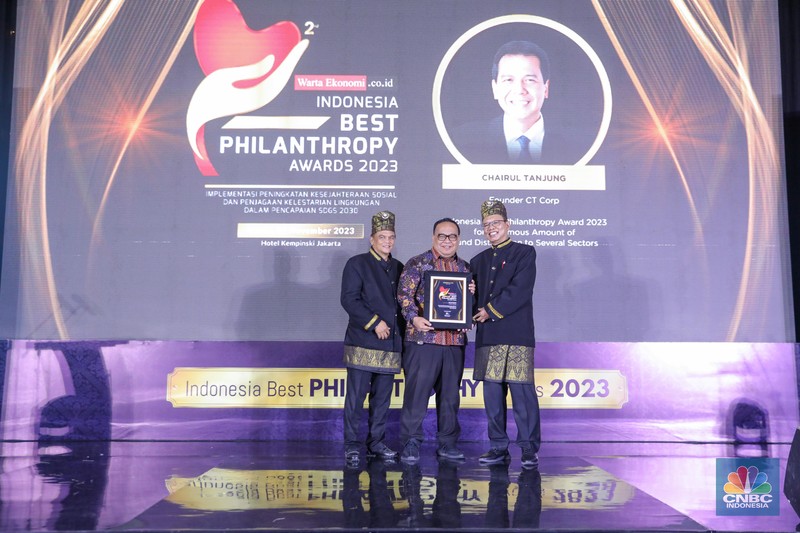 Founder & Chairman CT Corp, Chairul Tanjung yang diwakili Direktur Keuangan Transmedia, Latif Harnoko saat menerima penghargaan dalam acara Indonesia Best Philanthropy Awards 2023 di Hotel Kempinski, Jakarta, Kamis (9/11/2023). Founder & Chairman CT Corp, Chairul Tanjung yang diwakili Direktur Keuangan Transmedia, Latif Harnoko saat menerima penghargaan dalam acara Indonesia Best Philanthropy Awards 2023 di Hotel Kempinski, Jakarta, Kamis (9/11/2023). (CNBC Indonesia/Faisal Rahman)