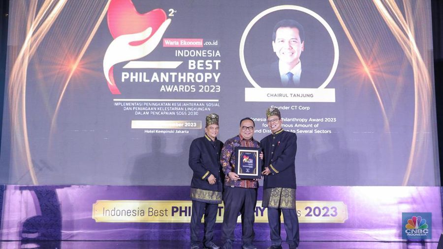 Founder & Chairman CT Corp, Chairul Tanjung yang diwakili Direktur Keuangan Transmedia, Latif Harnoko saat menerima penghargaan dalam acara Indonesia Best Philanthropy Awards 2023 di Hotel Kempinski, Jakarta, Kamis (9/11/2023). (CNBC Indonesia/Faisal Rahman)