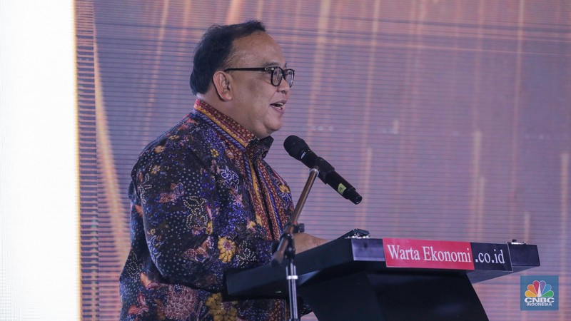 Founder & Chairman CT Corp, Chairul Tanjung yang diwakili Direktur Keuangan Transmedia, Latif Harnoko saat menerima penghargaan dalam acara Indonesia Best Philanthropy Awards 2023 di Hotel Kempinski, Jakarta, Kamis (9/11/2023). Founder & Chairman CT Corp, Chairul Tanjung yang diwakili Direktur Keuangan Transmedia, Latif Harnoko saat menerima penghargaan dalam acara Indonesia Best Philanthropy Awards 2023 di Hotel Kempinski, Jakarta, Kamis (9/11/2023). (CNBC Indonesia/Faisal Rahman)