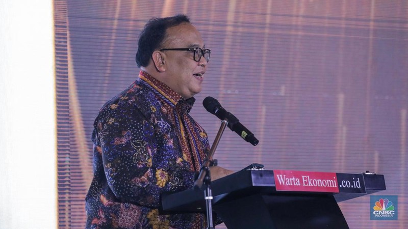 Founder & Chairman CT Corp, Chairul Tanjung yang diwakili Direktur Keuangan Transmedia, Latif Harnoko saat menerima penghargaan dalam acara Indonesia Best Philanthropy Awards 2023 di Hotel Kempinski, Jakarta, Kamis (9/11/2023). (CNBC Indonesia/Faisal Rahman)