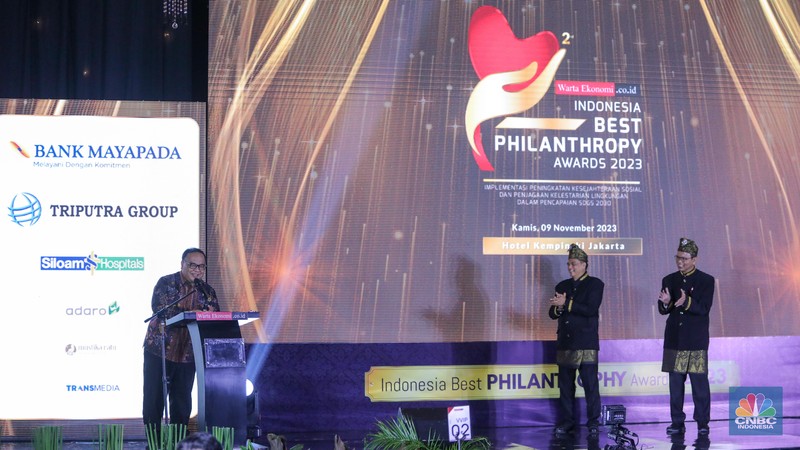 Founder & Chairman CT Corp, Chairul Tanjung yang diwakili Direktur Keuangan Transmedia, Latif Harnoko saat menerima penghargaan dalam acara Indonesia Best Philanthropy Awards 2023 di Hotel Kempinski, Jakarta, Kamis (9/11/2023). Founder & Chairman CT Corp, Chairul Tanjung yang diwakili Direktur Keuangan Transmedia, Latif Harnoko saat menerima penghargaan dalam acara Indonesia Best Philanthropy Awards 2023 di Hotel Kempinski, Jakarta, Kamis (9/11/2023). (CNBC Indonesia/Faisal Rahman)