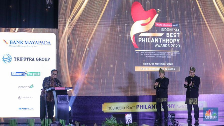 Founder & Chairman CT Corp, Chairul Tanjung yang diwakili Direktur Keuangan Transmedia, Latif Harnoko saat menerima penghargaan dalam acara Indonesia Best Philanthropy Awards 2023 di Hotel Kempinski, Jakarta, Kamis (9/11/2023). (CNBC Indonesia/Faisal Rahman)