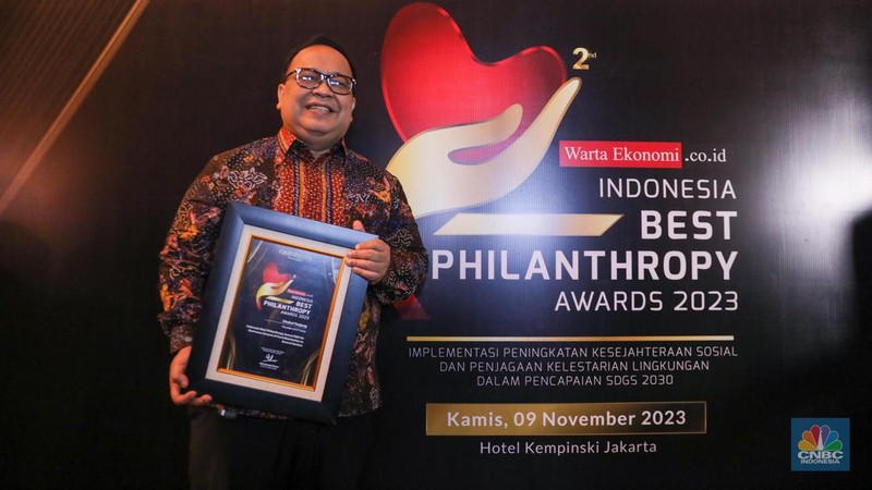 Founder & Chairman CT Corp, Chairul Tanjung yang diwakili Direktur Keuangan Transmedia, Latif Harnoko saat menerima penghargaan dalam acara Indonesia Best Philanthropy Awards 2023 di Hotel Kempinski, Jakarta, Kamis (9/11/2023). (CNBC Indonesia/Faisal Rahman)