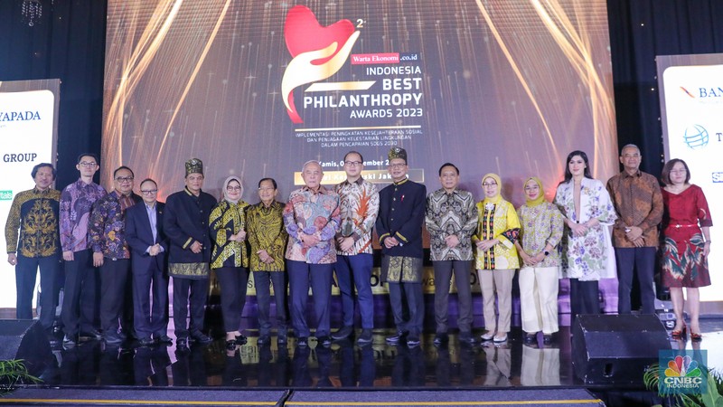 Founder & Chairman CT Corp, Chairul Tanjung yang diwakili Direktur Keuangan Transmedia, Latif Harnoko saat menerima penghargaan dalam acara Indonesia Best Philanthropy Awards 2023 di Hotel Kempinski, Jakarta, Kamis (9/11/2023). Founder & Chairman CT Corp, Chairul Tanjung yang diwakili Direktur Keuangan Transmedia, Latif Harnoko saat menerima penghargaan dalam acara Indonesia Best Philanthropy Awards 2023 di Hotel Kempinski, Jakarta, Kamis (9/11/2023). (CNBC Indonesia/Faisal Rahman)