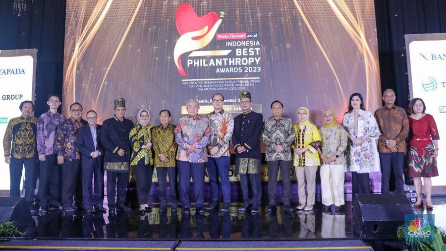 Founder & Chairman CT Corp, Chairul Tanjung yang diwakili Direktur Keuangan Transmedia, Latif Harnoko saat menerima penghargaan dalam acara Indonesia Best Philanthropy Awards 2023 di Hotel Kempinski, Jakarta, Kamis (9/11/2023). (CNBC Indonesia/Faisal Rahman)