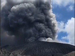 Video Rekaman Pendaki Panik Turun Saat Gunung Dukono Meletus