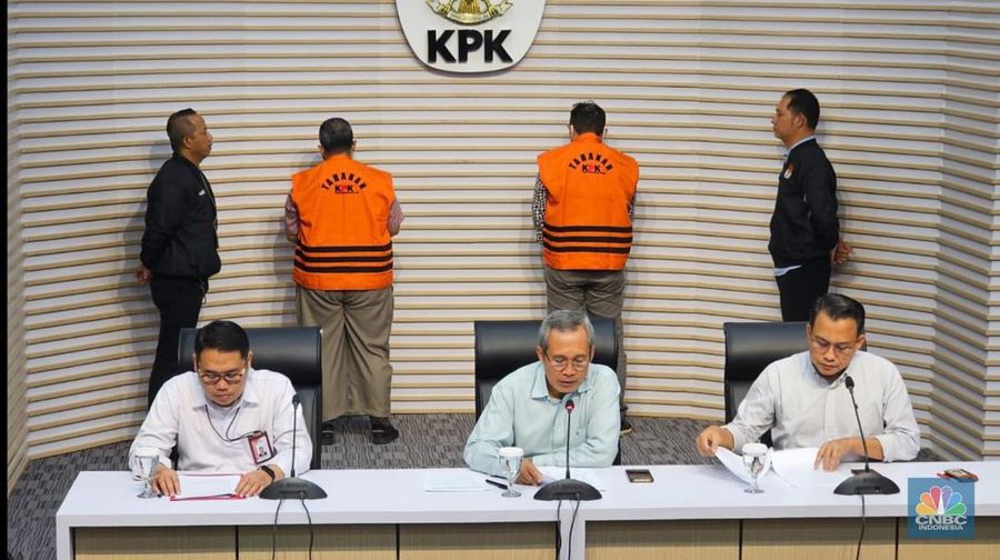 KPK rilis tersangka perkara dugaan gratifikasi perpajakan tahun 2016-2017, Kamis malam (9/11/2023). (CNBC Indonesia/Rosseno Aji Nugroho)