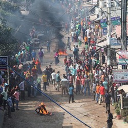 Demo Buruh H&M Cs Chaos, Polisi Tembak Gas Air Mata-3 Tewas