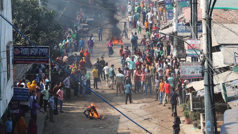 Pekerja garmen berkumpul di sepanjang jalan selama protes di Gazipur pada tanggal 9 November 2023, setelah otoritas Dewan Upah Minimum mengumumkan upah minimum sebesar 12.500 taka ($113) untuk pekerja garmen. Polisi menembakkan peluru karet dan gas air mata ke arah pengunjuk rasa pada tanggal 9 November ketika ribuan pekerja garmen Bangladesh menolak kenaikan upah yang 
