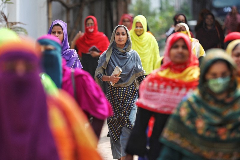 Pekerja garmen berkumpul di sepanjang jalan selama protes di Gazipur pada tanggal 9 November 2023, setelah otoritas Dewan Upah Minimum mengumumkan upah minimum sebesar 12.500 taka ($113) untuk pekerja garmen. Pekerja garmen berkumpul di sepanjang jalan selama protes di Gazipur pada tanggal 9 November 2023, setelah otoritas Dewan Upah Minimum mengumumkan upah minimum sebesar 12.500 taka ($113) untuk pekerja garmen. Polisi menembakkan peluru karet dan gas air mata ke arah pengunjuk rasa pada tanggal 9 November ketika ribuan pekerja garmen Bangladesh menolak kenaikan upah yang