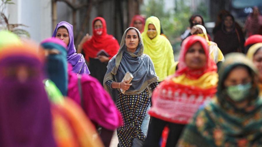 Pekerja garmen berkumpul di sepanjang jalan selama protes di Gazipur pada tanggal 9 November 2023, setelah otoritas Dewan Upah Minimum mengumumkan upah minimum sebesar 12.500 taka ($113) untuk pekerja garmen. Polisi menembakkan peluru karet dan gas air mata ke arah pengunjuk rasa pada tanggal 9 November ketika ribuan pekerja garmen Bangladesh menolak kenaikan upah yang 