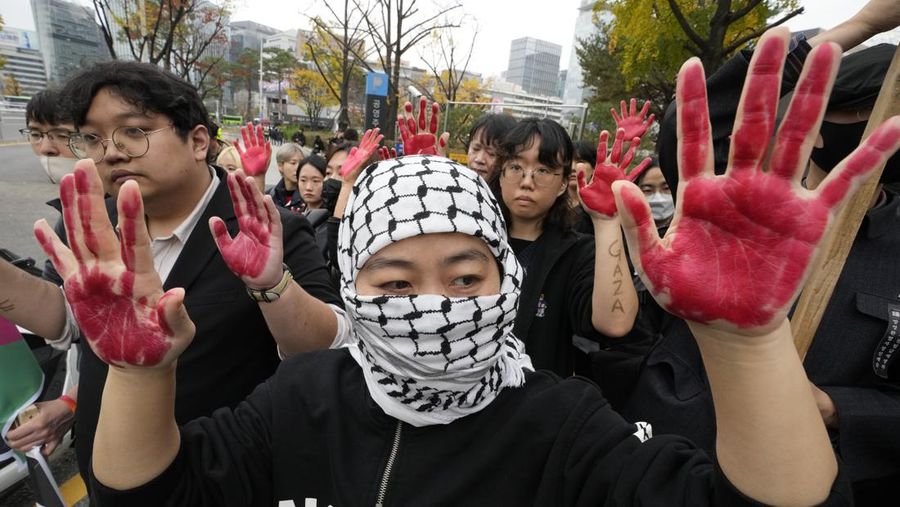 Pendukung rakyat Palestina melakukan unjuk rasa mengecam kunjungan Menteri Luar Negeri AS Antony Blinken di depan Kementerian Luar Negeri di Seoul, Korea Selatan, Kamis, 9 November 2023. Meningkatnya ketegangan di Semenanjung Korea, dugaan kerja sama Korea Utara dengan Rusia dalam perangnya terhadap Ukraina dan kekhawatiran mengenai meningkatnya ketegasan Tiongkok menjadi agenda utama Menteri Luar Negeri AS Antony Blinken di Korea Selatan pada hari Kamis. (AP Photo/Ahn Young-joon)