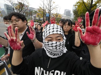 Simbol Palestina, Penjualan Keffiyeh Melonjak di AS, Kenapa?