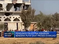 Pengungsi Palestina Kibarkan Bendera Putih Saat Dievakuasi
