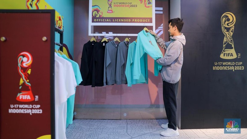 Pengunjung menunjukkan boneka maskot resmi World Cup U-17 2023, Bacuya di Store Juaraga, Jakarta, Kamis (9/11/2023). (CNBC Indonesia/Faisal Rahman)