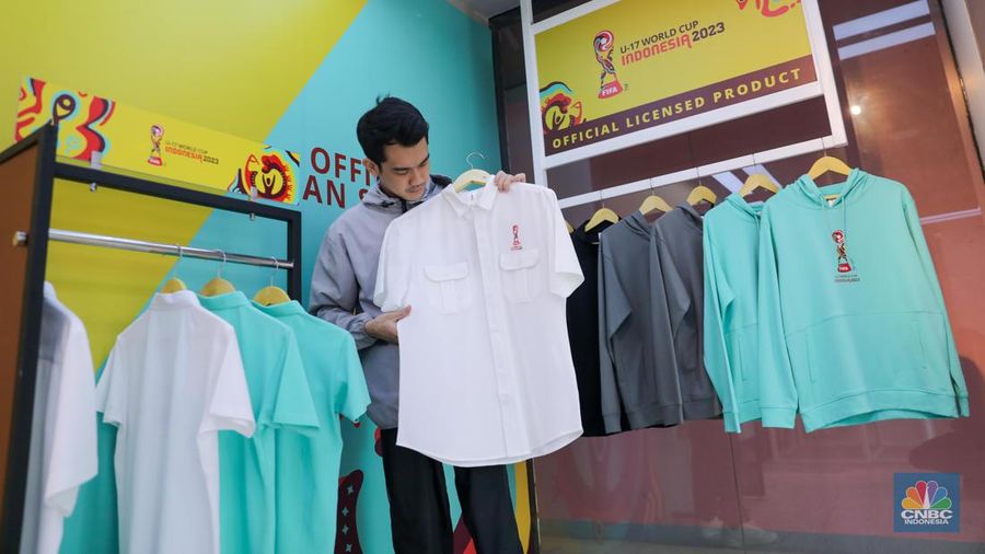 Pengunjung menunjukkan boneka maskot resmi World Cup U-17 2023, Bacuya di Store Juaraga, Jakarta, Kamis (9/11/2023). (CNBC Indonesia/Faisal Rahman)