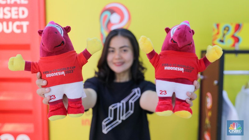 Pengunjung menunjukkan boneka maskot resmi World Cup U-17 2023, Bacuya di Store Juaraga, Jakarta, Kamis (9/11/2023). Pengunjung menunjukkan boneka maskot resmi World Cup U-17 2023, Bacuya di Store Juaraga, Jakarta, Kamis (9/11/2023). (CNBC Indonesia/Faisal Rahman)